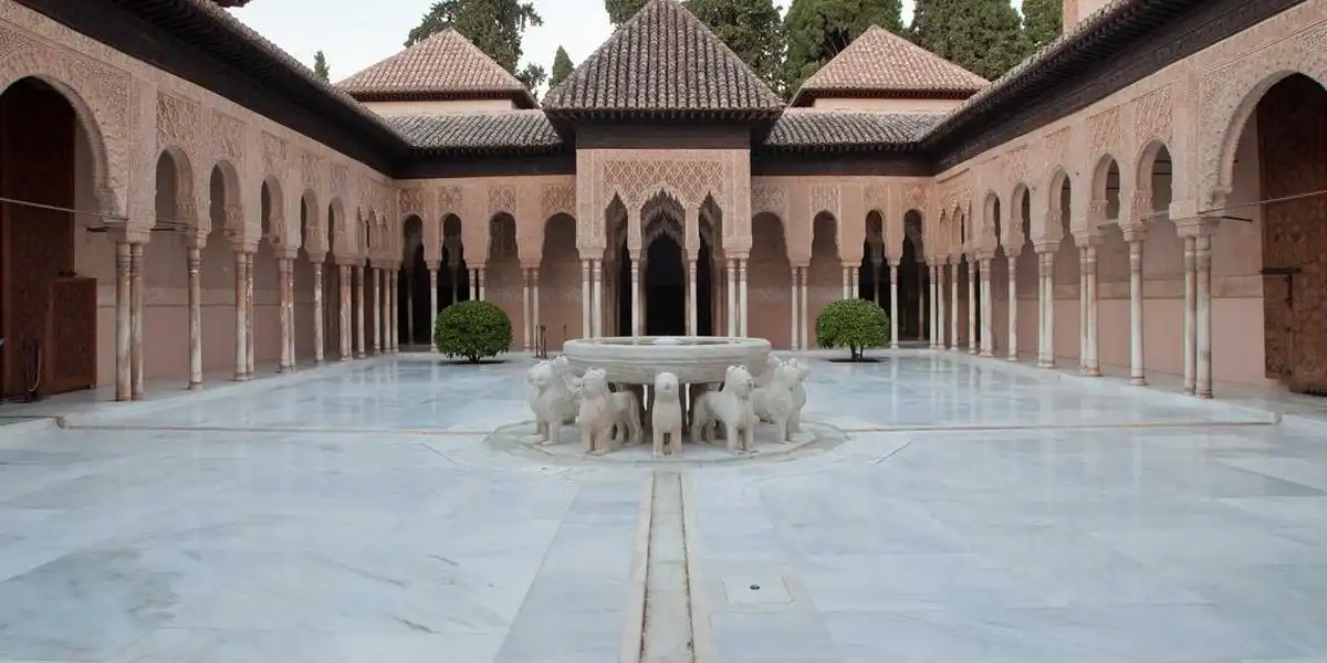 Qué ver en Granada: Patio de los leones
