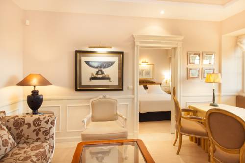Apartamentos Guadalpin Suites