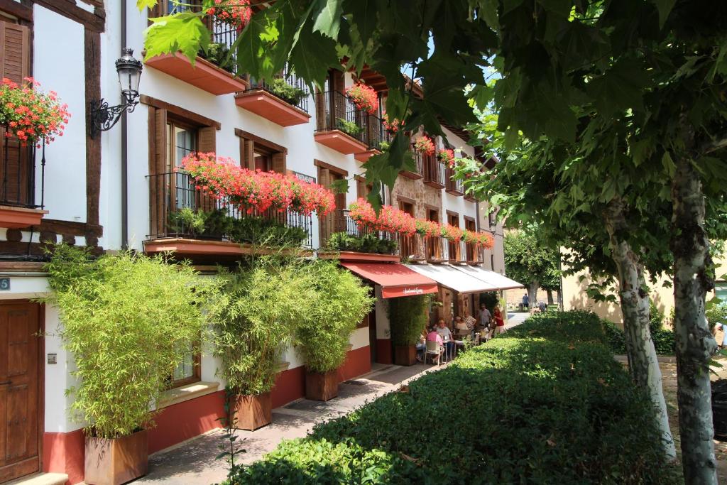 Apartamentos Turísticos Ezcaray - hotel en Ezcaray