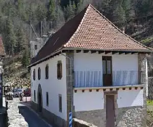 Alojamientos Rurales Apezarena - hotel en Izalzu