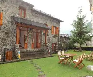 Apartamentos Albá Casa Alquesera - hotel en Sahun