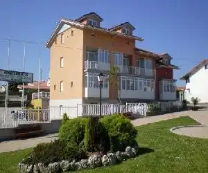 Apartamentos Bañugues - hotel en Bañugues