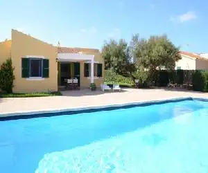 Apartamentos Las Golondrinas - hotel en Cala´n Bosch