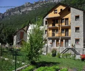 Apartamentos Mobison - hotel en Salinas de Bielsa