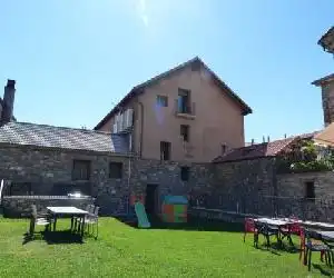 Apartamentos Puerta de Ordesa - hotel en Laspuña