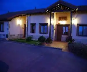 Apartamentos Rurales La Carbayala - hotel en Novellana