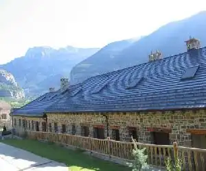 Apartamentos Russell - hotel en Torla
