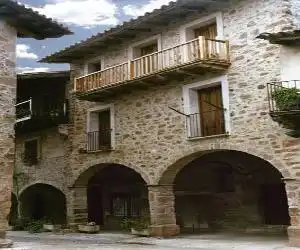 Apartaments Plaça Major - hotel en Santa Pau