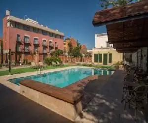 Apartaments Suites Sant Jordi - hotel en Montbrió del Camp