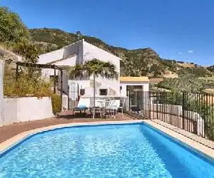 Cozy Cottage in Los Nogales with Swimming Pool - hotel en La Joya