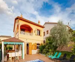 Luxurious Holiday Home in Vendrell with Swimming Pool - hotel en El Vendrell