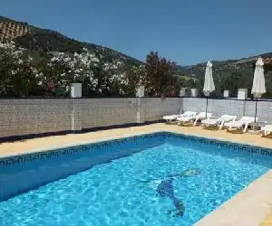 Casa Pino Solo - hotel en Iznájar