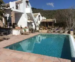 Cortijo La Haza - hotel en Iznájar