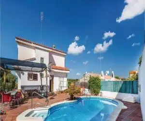 Amazing home in Vilanova i La Geltrú with WiFi and 4 Bedrooms - hotel en Cubelles