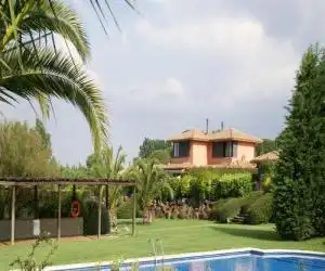 Quaint Villa in Navata with Fenced Garden - hotel en Navata