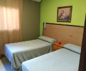 Hostal DS - hotel en Velilla de San Antonio