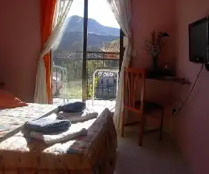 Hostal Escarla - hotel en Aren