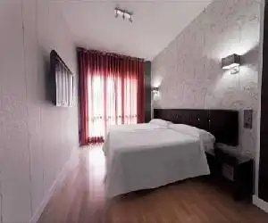 Hostal Un Punto Chic-Joaquin Costa - hotel en Huesca
