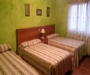 Hostal La Plaza - hotel en Tielve