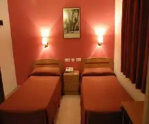 Hostal Restaurante Cornella - hotel en Cornellà de Llobregat