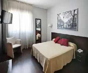 Hostal T4 - hotel en Paracuellos de Jarama