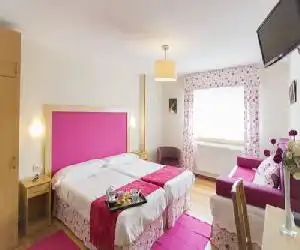 Hostal Maribel - hotel en O Pedrouzo