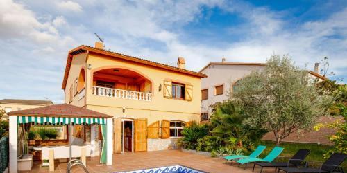 Luxurious Holiday Home in Vendrell with Swimming Pool