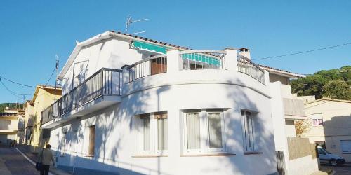 Three-Bedroom Holiday home St. Andreu de Llavane. with Mountain View 06