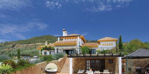 Luxury villa with great mountain views, pool, sauna, jacuzzi and padel court
